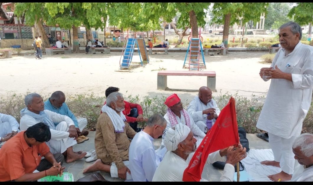 जिलाध्यक्ष त्रिलोकी नाथ की अध्यक्षता में कुंवर सिंह उद्यान में सम्पन्न हुई किसान बैठक 