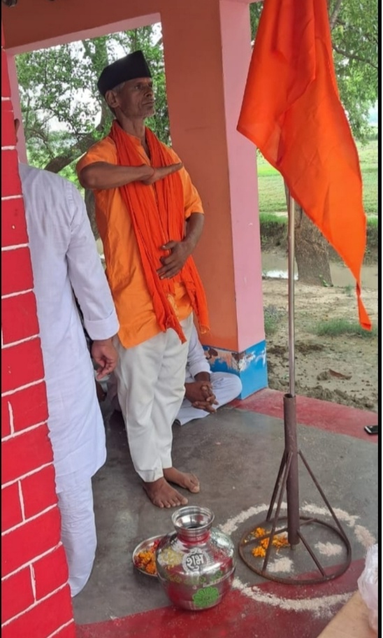 काली मंदिर पर राष्ट्रीय स्वयंसेवको ने भगवा ध्वज का पूजन करके किया गुरु दक्षिणा