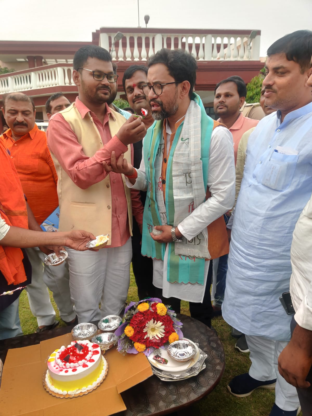 गोरखपुर क्षेत्र के क्षेत्रीय मीडिया प्रभारी पिछड़ा वर्ग मोर्चा मोनू विश्वकर्मा का 28 वा जन्मदिवस केक काटकर मनाया गया 