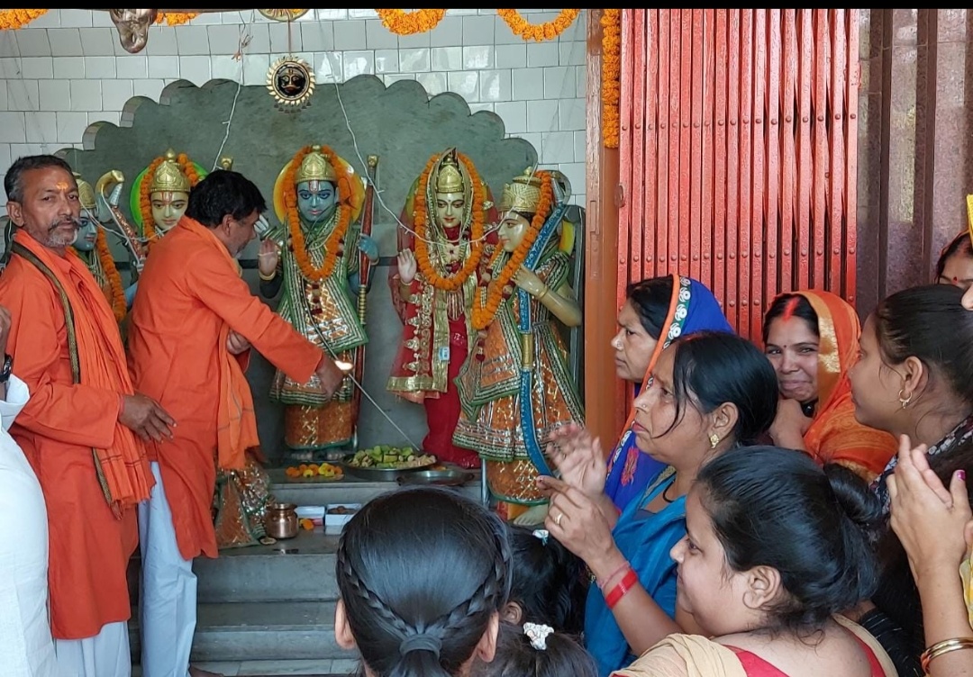 रामजानकी मंदिर गुरघाट पर शासन के निर्देश पर बड़े ही धूमधाम से मना रामलला का जन्मोत्सव 