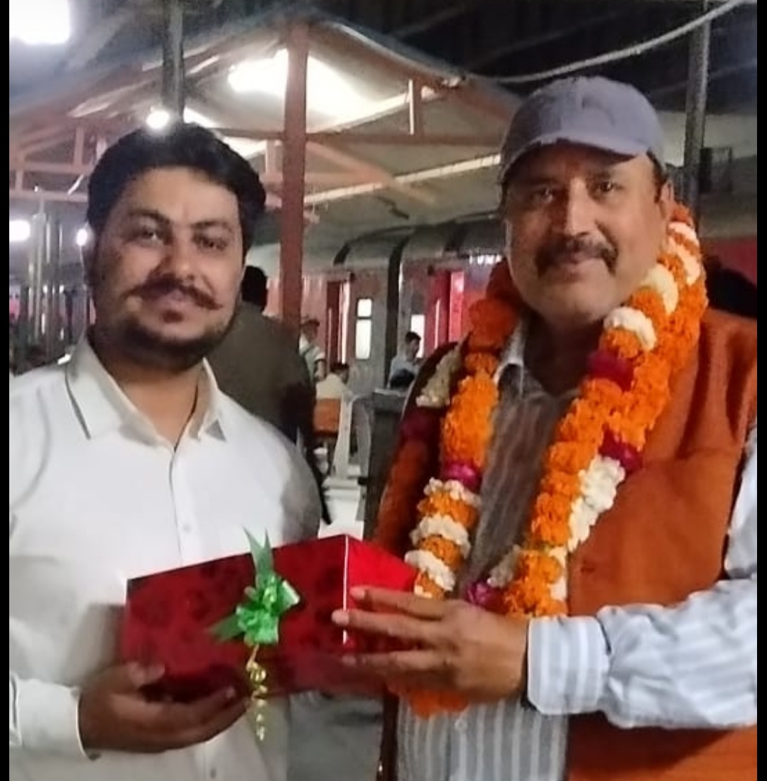 साहित्यकार और वरिष्ठ पत्रकार संजय कुमार पांडे का गाजियाबाद रेलवे स्टेशन हुआ जोरदार स्वागत 