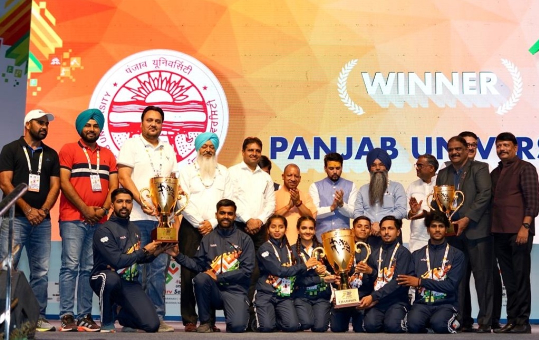 अनुराग सिंह ठाकुर और  योगी आदित्यनाथ ने वाराणसी में खेलो इंडिया यूनिवर्सिटी गेम्स 2022 के समापन समारोह में लिया हिस्सा