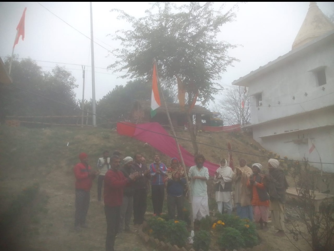 गोपाला माता मन्दिर पर मनाया गया 75वा गणतंत्र दिवस, मन्दिर के पुजारी के द्वारा झंडा रोहण किया गया