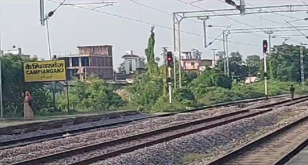 सांसद रवि किशन ने गोरखपु के पीपीगंज व कैम्पियरगंज में इंटरसिटी ट्रेन के  ठहराव का किया  उदघाटन 