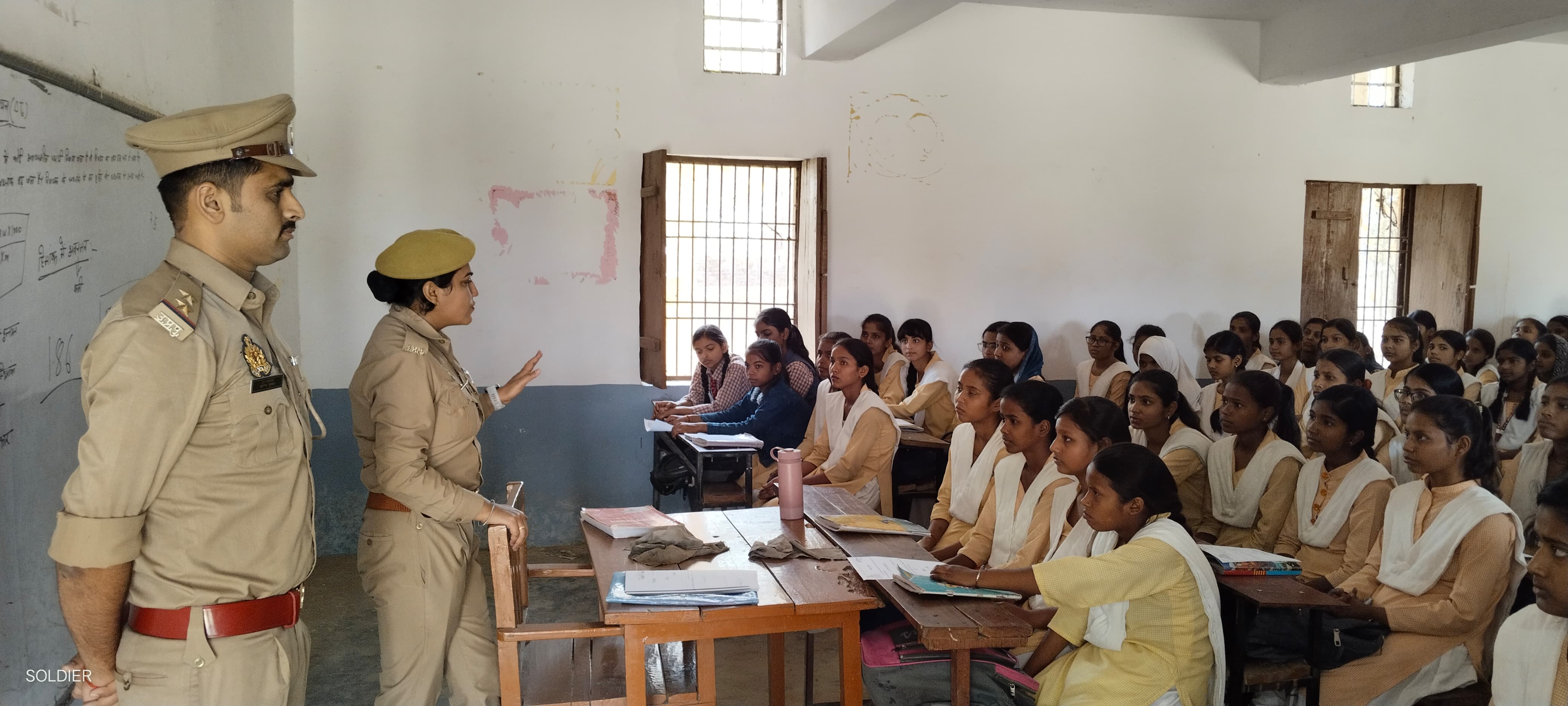 मिशन शक्ति जागरुकता अभियान के तहत एंटी रोमियों टीम ने छात्राओं को बताए सुरक्षा के उपाय दिए हेल्प लाइन नंबर्स की दी जानकारी।