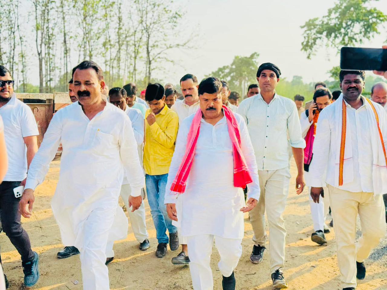 गौरा विधान सभा मे आगमन पर पूर्व मंत्री राकेश वर्मा का राष्ट्रीय उपाध्यक्ष अल्पसंख्यक सभा रईस अहमद के द्वारा किया गया जोरदार स्वागत।