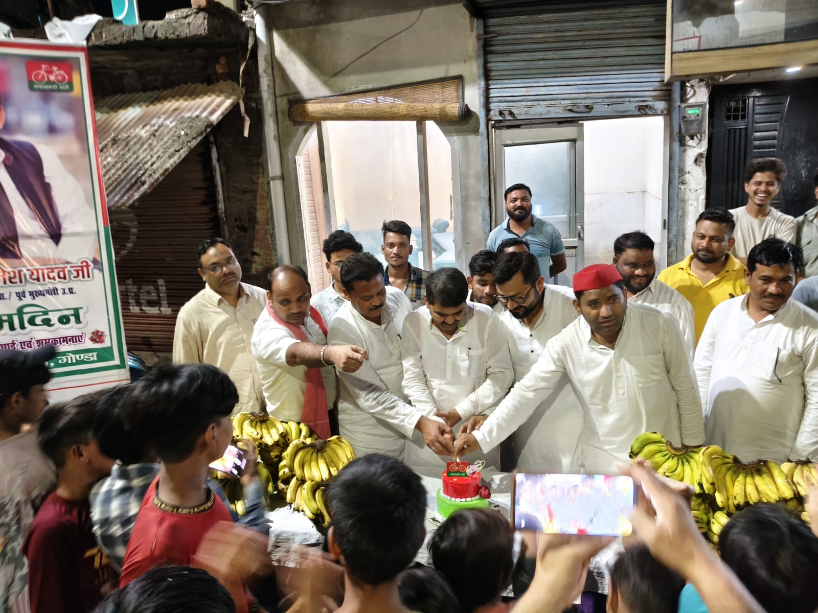 गोंडा में सपा कार्यकर्ताओं ने मनाया अखिलेश यादव का जन्मदिन।