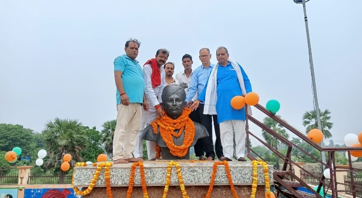 तरकुलहा में व्यापारियों ने मनाई शहीद बंधू सिंह की जयंती
