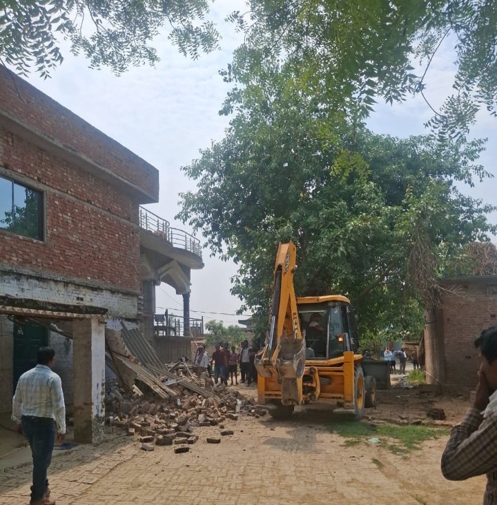 लालगंज तहसील के चौकी टेहुवा मे चारागाह की भूमि से अवैध अतिक्रमण हटवाया गया