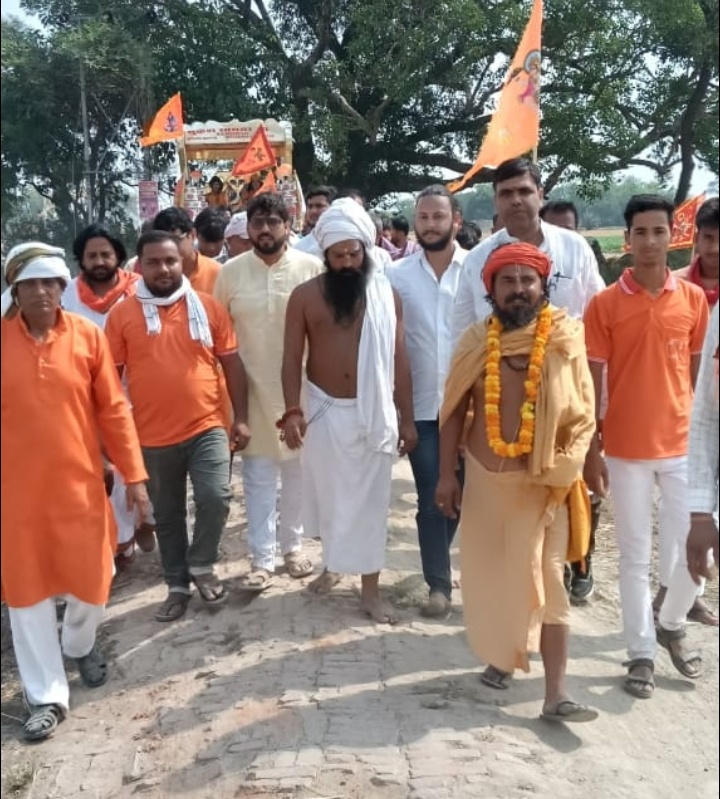धनेज दूबे में रुद्र महायज्ञ की भव्य कलश यात्रा निकली