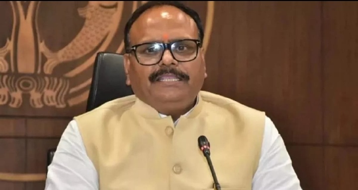 बच्चे को सिगरेट पीना सिखाने वाले डॉक्टर सस्पेंड