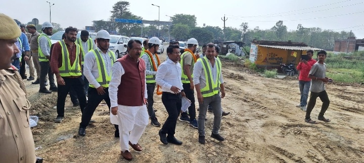 केंद्रीय राज्य मंत्री ने कोनी चौराहे पर बन रहे रिंग रोड का किया निरीक्षण