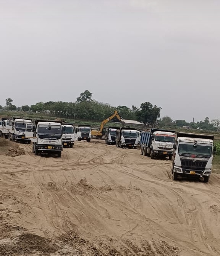 गोरखपुर -: मिट्टी डंफरों से परेशान लोगों ने डंपर रोका