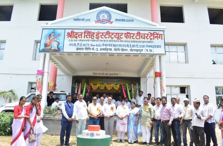 विश्व पर्यावरण दिवस पर श्रीदत्त सिंह प्राइवेट आईटीआई स्कूल, अमहिया, चौरीचौरा में छात्रों को टेबलेट वितरण