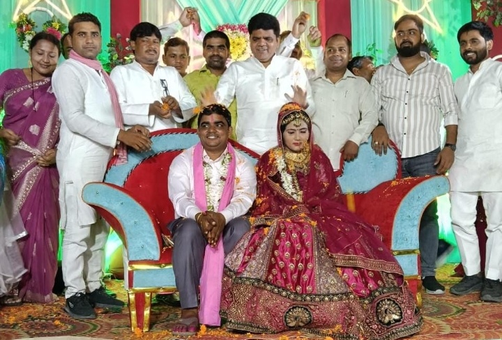 हवाई चप्पल पहनकर शादी करने पहुंचे जिला पंचायत सदस्य 