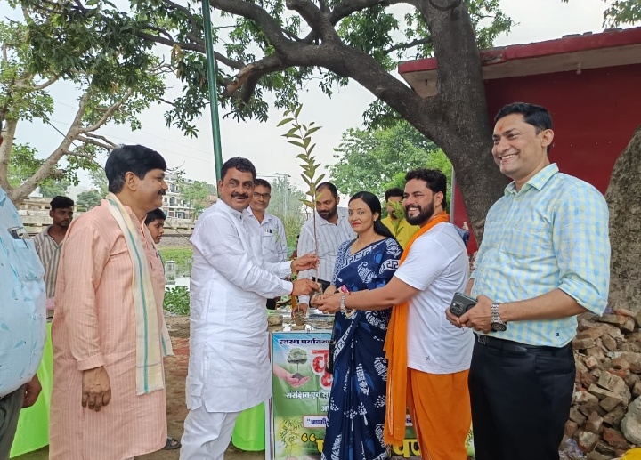 अनोखा कार्यक्रम-सराहनीय सोचः प्रसाद के रूप में वितरित हुआ 200 पौधा