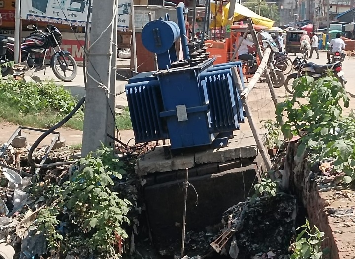 सात दिन हो गया ट्रान्सफार्मर का चबुतरा धंसा, दुर्घटना की आशंका।