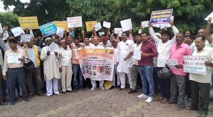 गोरखपुर -: राशन कोटेदारों ने मुख्यमंत्री को संबोधित सौंपा ज्ञापन