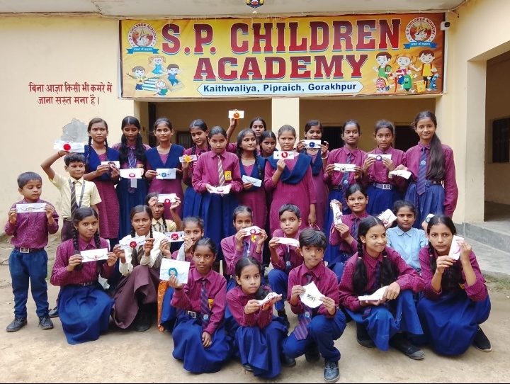कैथवलिया के एस पी चिल्ड्रेन अकादमी विद्यालय की छात्राओं ने बनाया रंग बिरंगी राखी