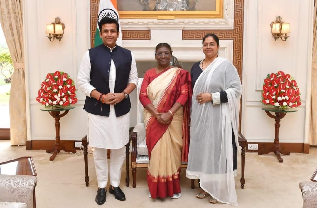 राष्ट्रपति श्रीमती द्रोपदी मुर्मू  से राष्ट्रपति भवन में  रवि किशन शुक्ला किय शिष्टाचार मुलाकात, संसदीय क्षेत्र के विकास से कराया अवगत 