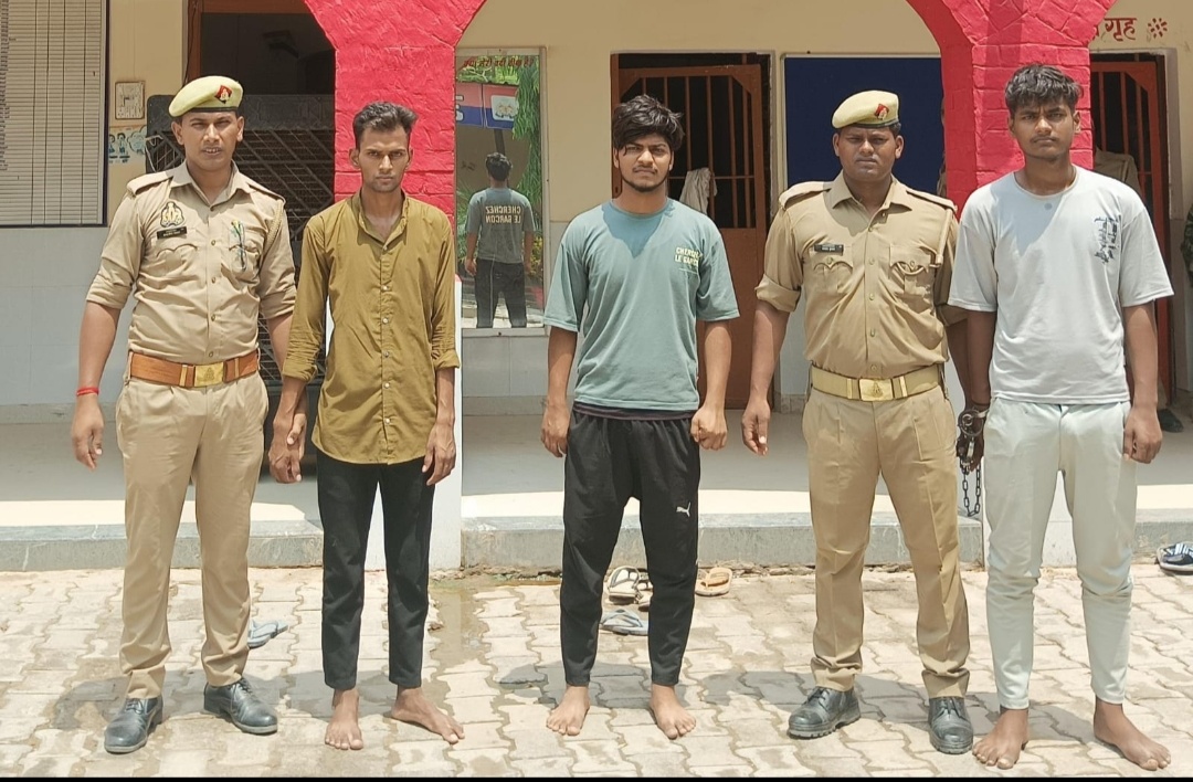 आजमगढ़: किशोरी से दुष्कर्म करने का आरोपी 02 साथियों संग गिरफ्तार