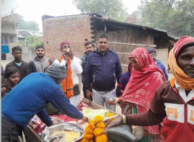 लालगंज अहिरौली ग्राम में शंखनाद के साथ अयोध्या धाम से आए अक्षत को घर-घर पहुंचाया गया 