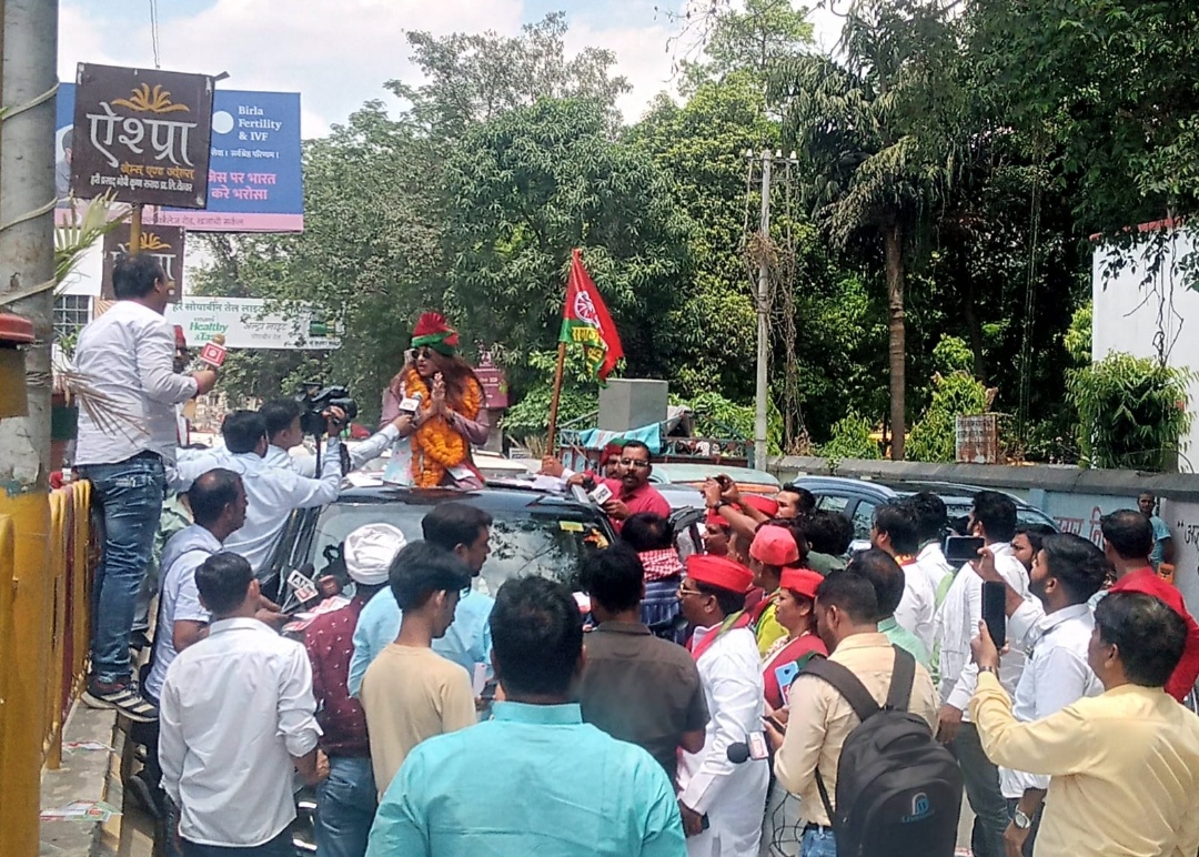 काजल निषाद के नेतृत्व में निकला भव्य रोड़ शो, जगह जगह माला पहनाकर लोगों ने दिया जिताने का भरोसा 