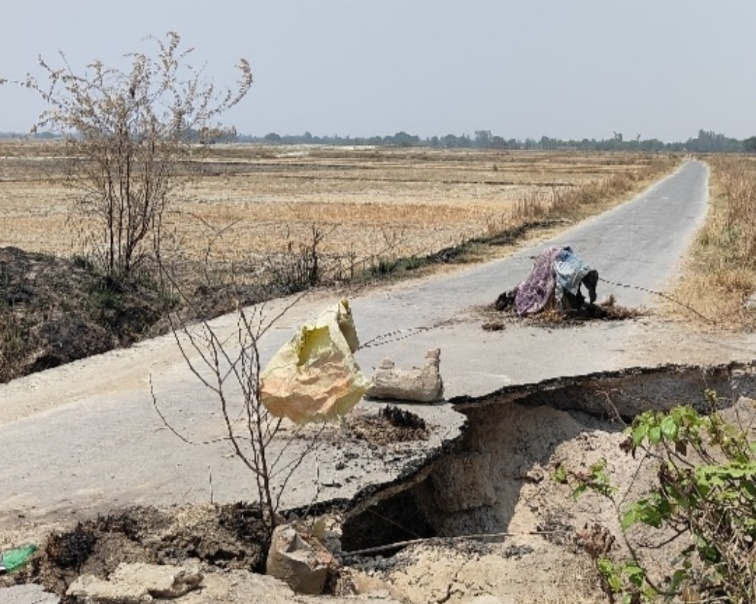 आजमगढ़::पुल टूटने से राहगीरों को आना- जाना हुआ मुश्किल