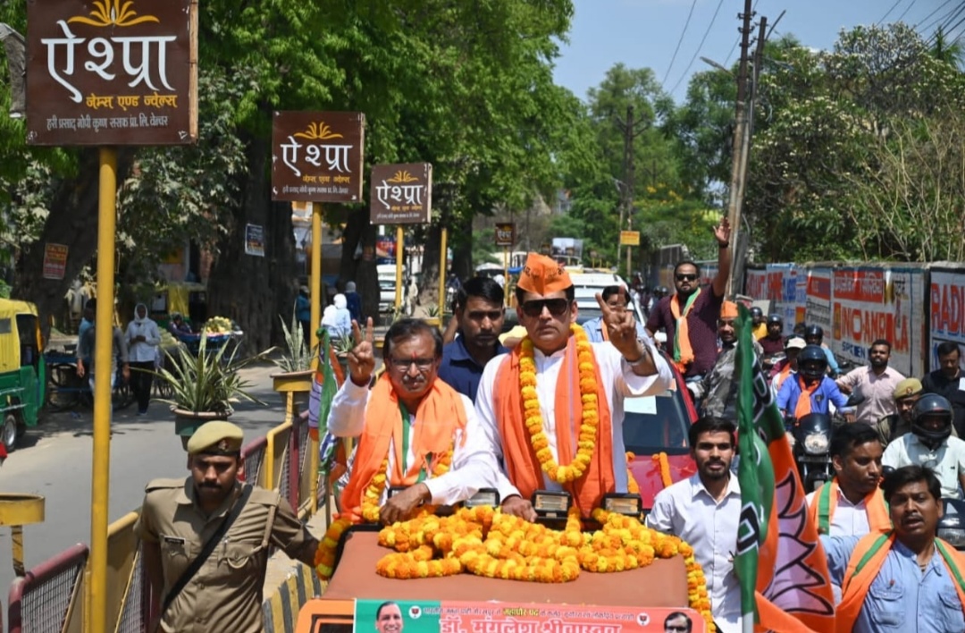 चुनाव प्रचार के आखिरी दिन रविकिशन द्वारा झोंकी गई पूरी ताकत,  भव्य रोड़ शो में निकला जनसैलाब 