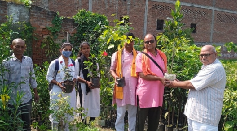 धर्म पुरोहित आश्रम चैरिटेबल ट्रस्ट द्वारा स्थापना दिवस पर पौधो का वितरण  मनाया गया 